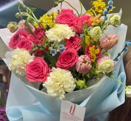 Букет из роз Беллалинда цериз, гвоздики, ранункулюсов Баттерфляй, твидии, форзиции и тюльпанов Букет из роз Беллалинда цериз, гвоздики, ранункулюсов Баттерфляй, твидии, форзиции и тюльпанов